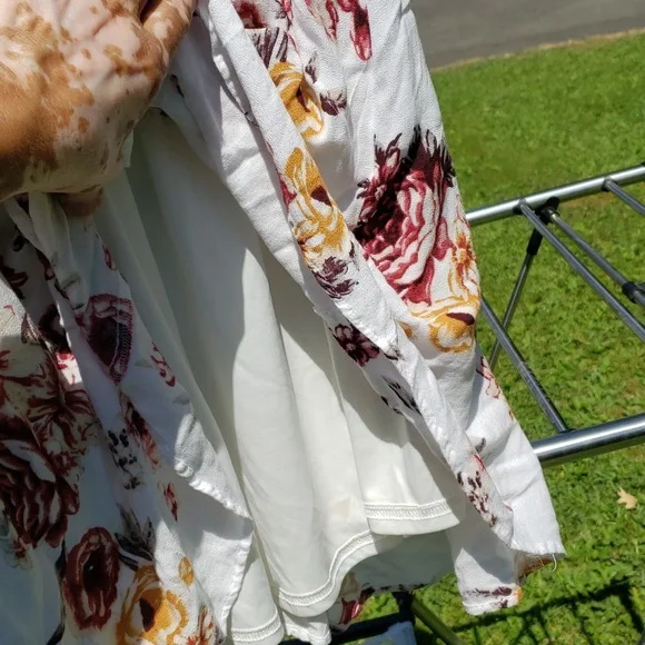 TORRID Ivory rose print DRESS On/Off shoulder, Ruched top. SIZE 1 EUC - Picture 4 of 12